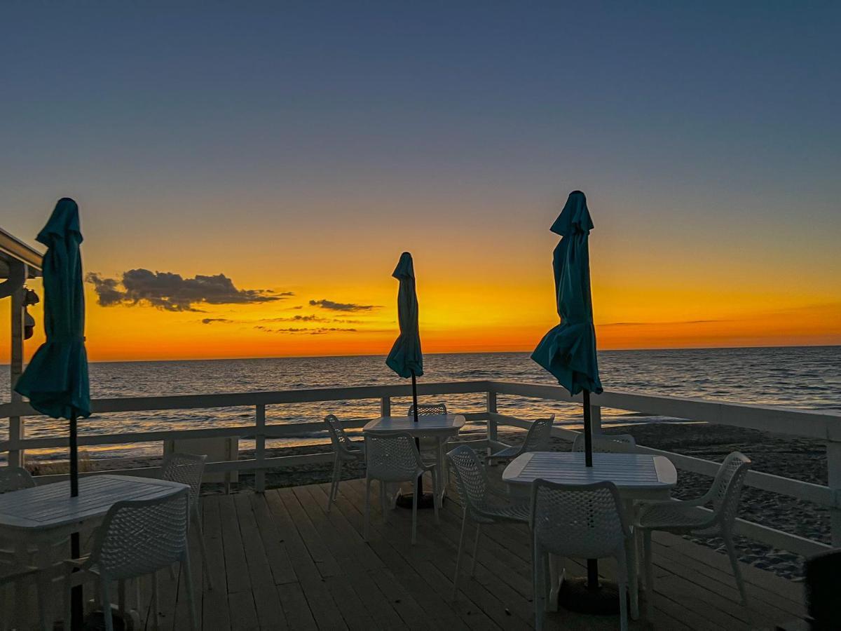 Pearl Beach Inn Енґлвуд Екстер'єр фото
